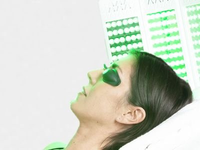 Aplicación capilar de la terapia de luz LED